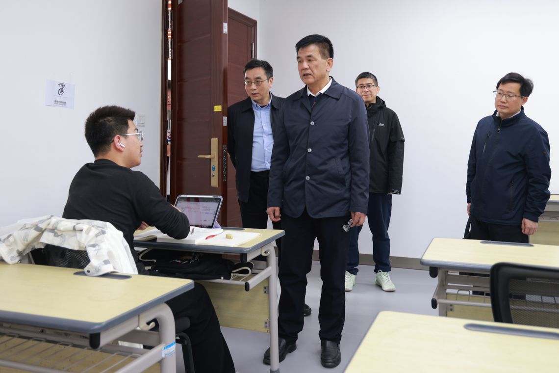 【树立和践行正确政绩观】卢平以...