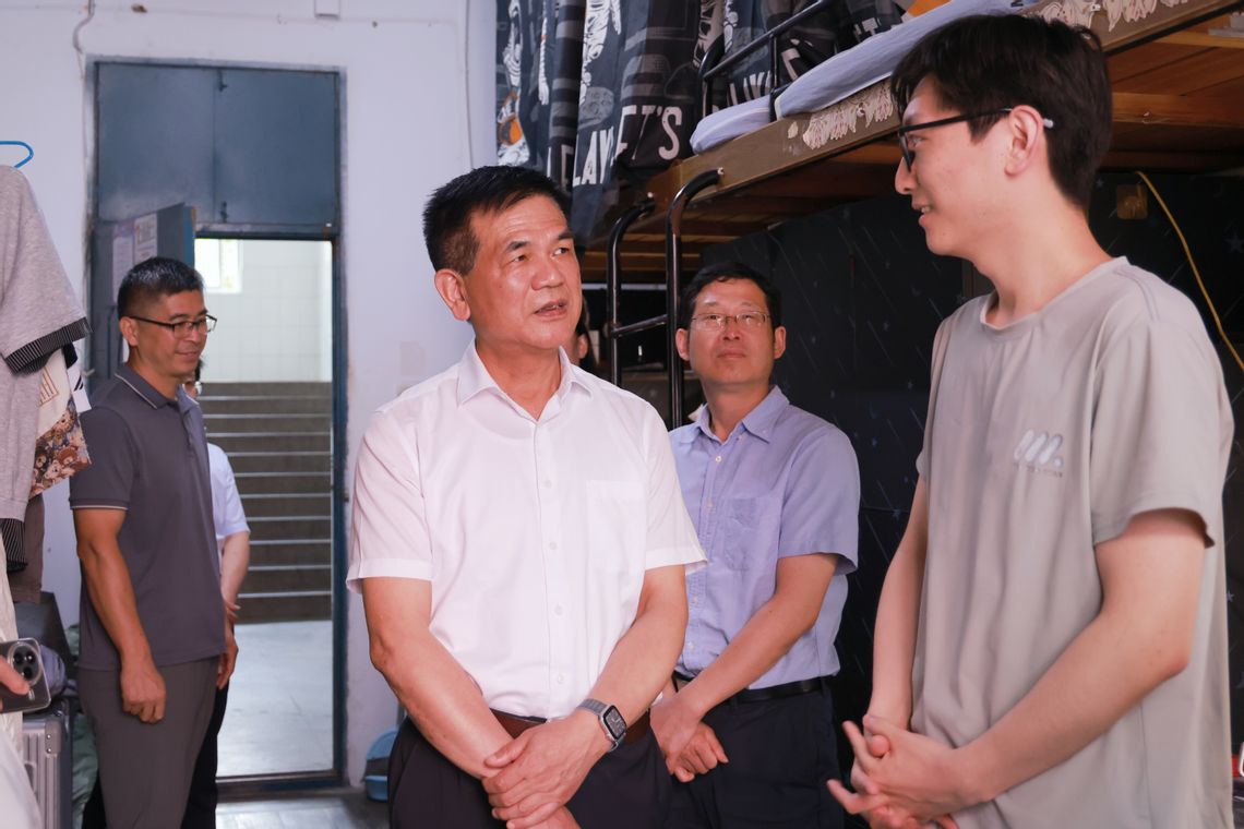 校党政领导深入毕业生宿舍走访慰...