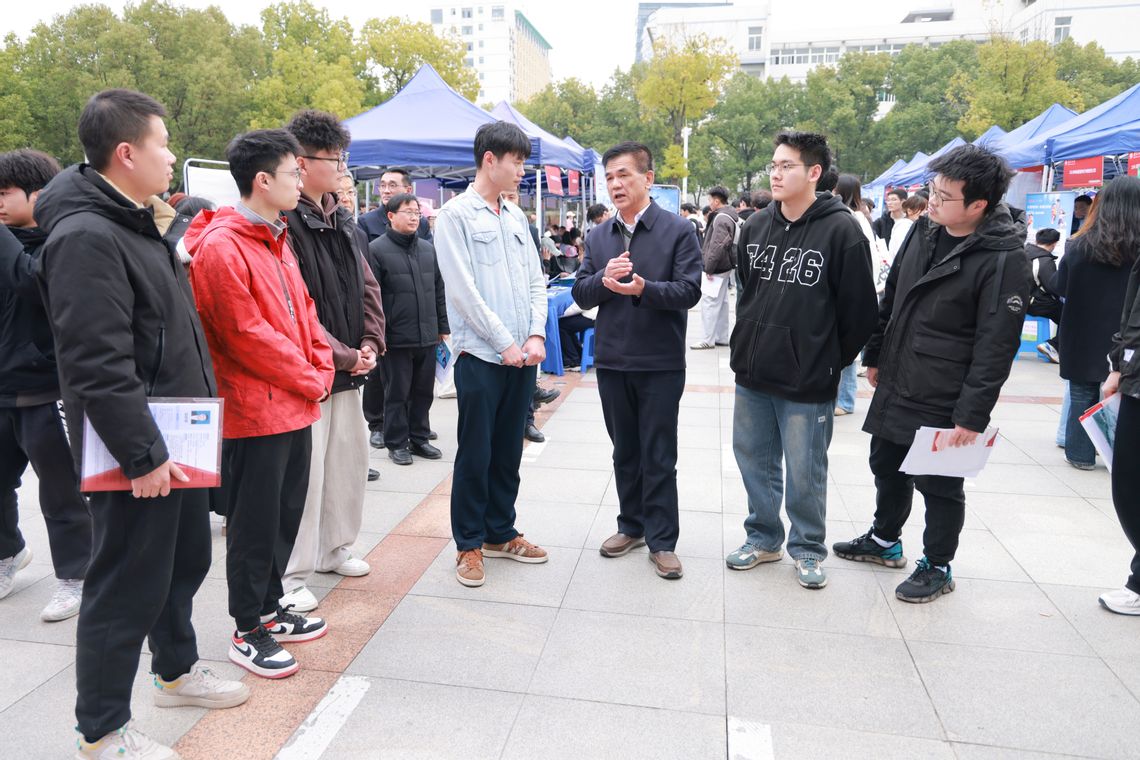 卢平化身“就业指导师”&nbsp;&nbsp;&nbsp;&nbsp;...